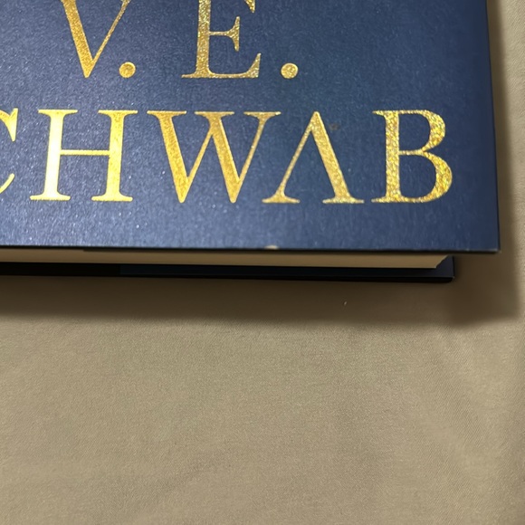 Hardcover special edition The Secret Life of Addie Larue - Picture 2 of 5